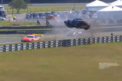 Porsche voa sobre guard rail após capotar