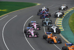Серхио Перес, Sahara Force India F1 VJM11, и Стоффель Вандорн, McLaren MCL33