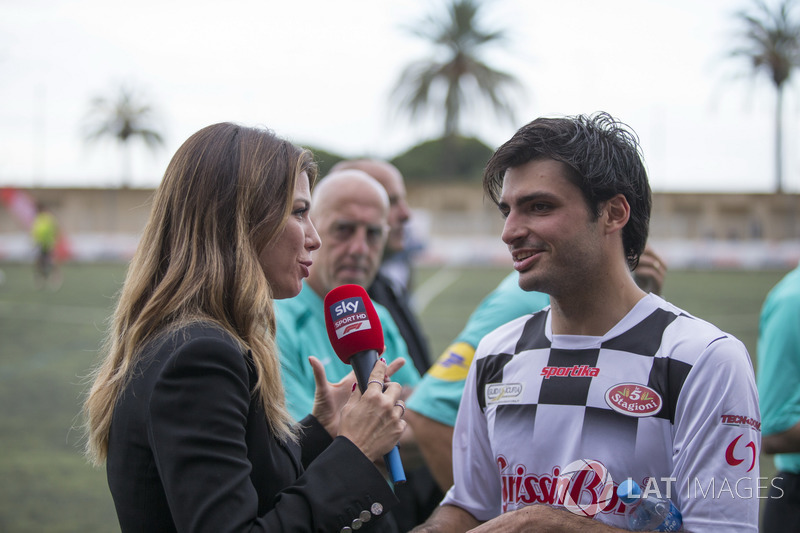 Carlos Sainz Jr., Renault Sport F1 Team parla con Federica Masolin, Presentatrice Sky Italia