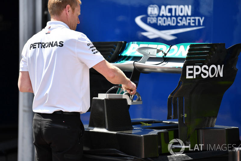 Sayap belakang Mercedes-AMG F1 W09