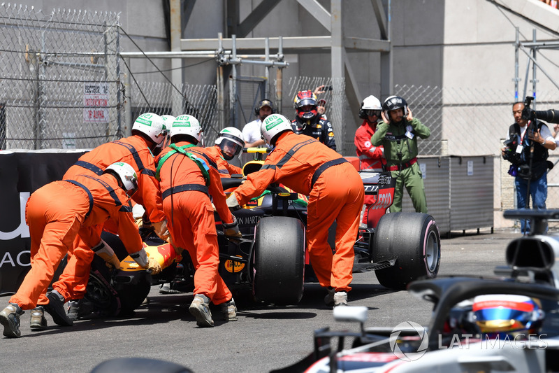La monoposto di Max Verstappen, Red Bull Racing RB14, viene portata via dopo l'incidente