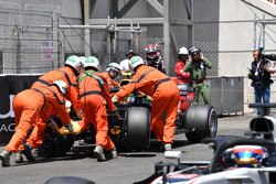 La monoposto di Max Verstappen, Red Bull Racing RB14, viene portata via dopo l'incidente