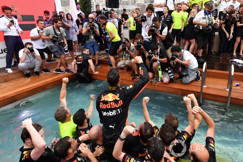 Переможець Даніель Ріккардо, Red Bull Racing, з командою