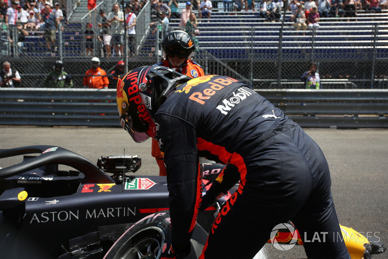 Max Verstappen, Red Bull Racing RB14, dopo l'incidente