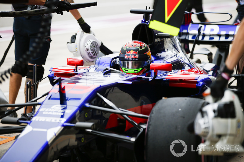 Brendon Hartley, Scuderia Toro Rosso STR12, in the pits