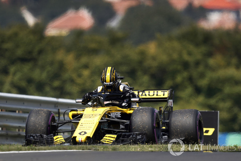Nico Hulkenberg, Renault Sport F1 Team R.S. 18, descend de sa monoplace arrêtée en piste