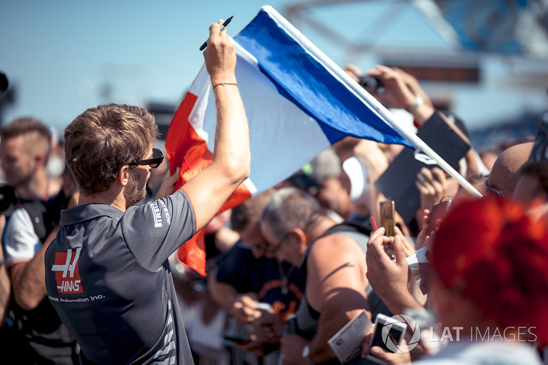 Romain Grosjean, Haas F1 signs autographs for the fans
