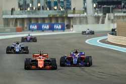 Stoffel Vandoorne, McLaren MCL32, Pierre Gasly, Scuderia Toro Rosso STR12'nin önünde