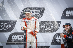 Podio: il vincitore della gara Aurélien Comte, DG Sport Competition Peugeot 308TCR