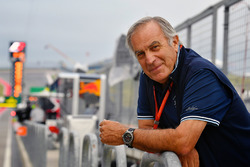 Giorgio Piola works in the F1 pitlane