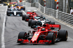 Sebastian Vettel, Ferrari SF71H, precede Lewis Hamilton, Mercedes AMG F1 W09, Kimi Raikkonen, Ferrari SF71H, Valtteri Bottas, Mercedes AMG F1 W09