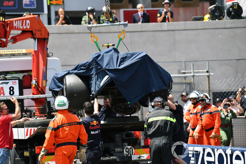 Les commissaires dégagent la voiture endommagée de Max Verstappen, Red Bull Racing RB14
