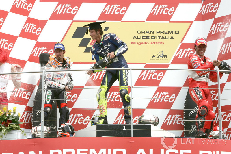 Podio: 1º Valentino Rossi, 2º Max Biaggi, 3º Loris Capirossi