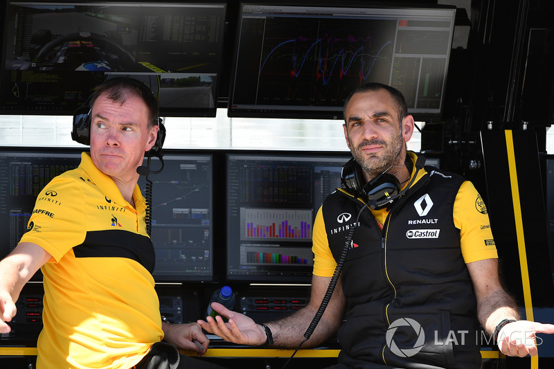 Гоночный инженер Renault Sport F1 Team Алан Пермейн и управляющий директор команды Сириль Абитбуль