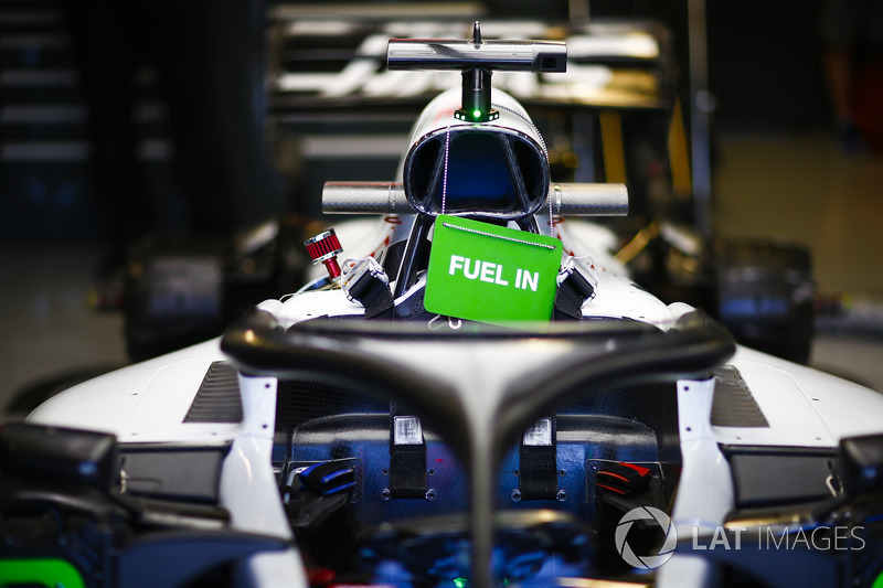 El automóvil de Romain Grosjean, Haas F1 Team VF-18, en el garaje fuel in