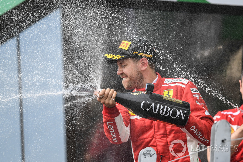 Sebastian Vettel, Ferrari, festeggia sul podio con lo champagne