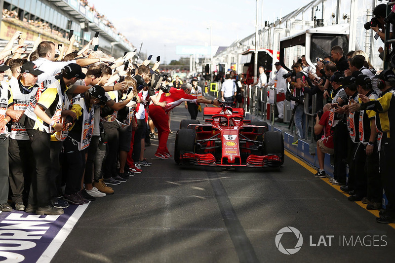 Yarış galibi Sebastian Vettel, Ferrari SF71H, parc ferme ve Maurizio Arrivabene, Ferrari Takımn Patronu