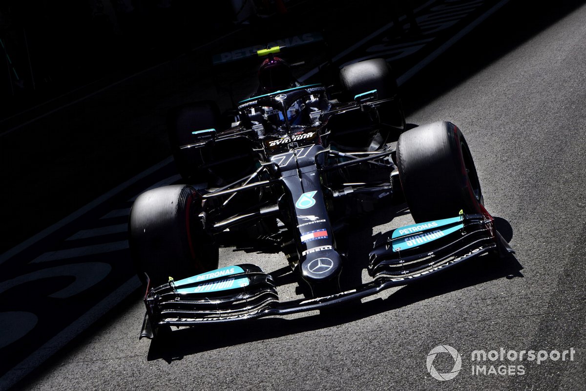 Valtteri Bottas, Mercedes W12, deja el box.