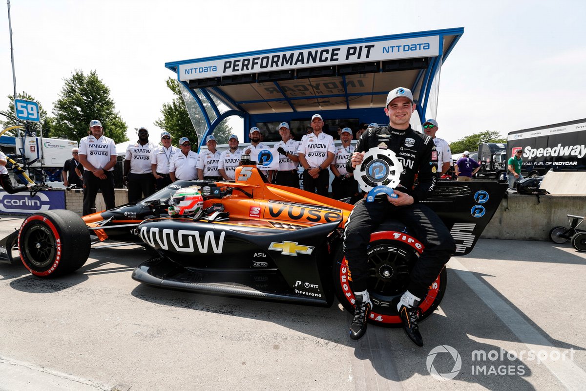NTT P1 Award winner Patricio O'Ward, Arrow McLaren SP Chevrolet celebrates his pole with his team