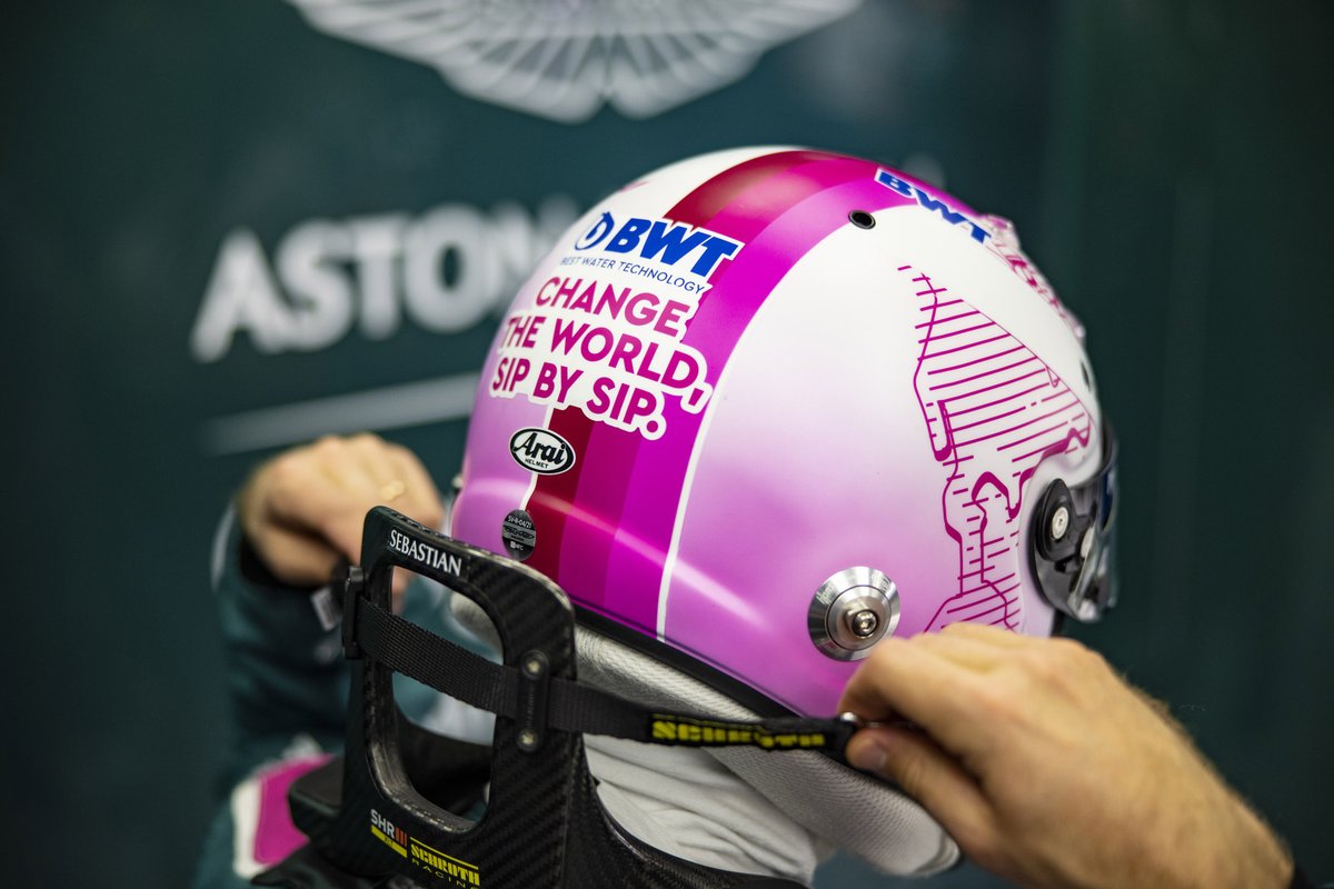 Sebastian Vettel, Aston Martin dengan helm barunya.