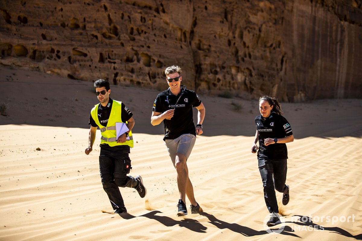 Johan Kristoffersson, Rosberg X Racing, dan Molly Taylor, Rosberg X Racing, berlari di lokasi balapan Desert X-Prix