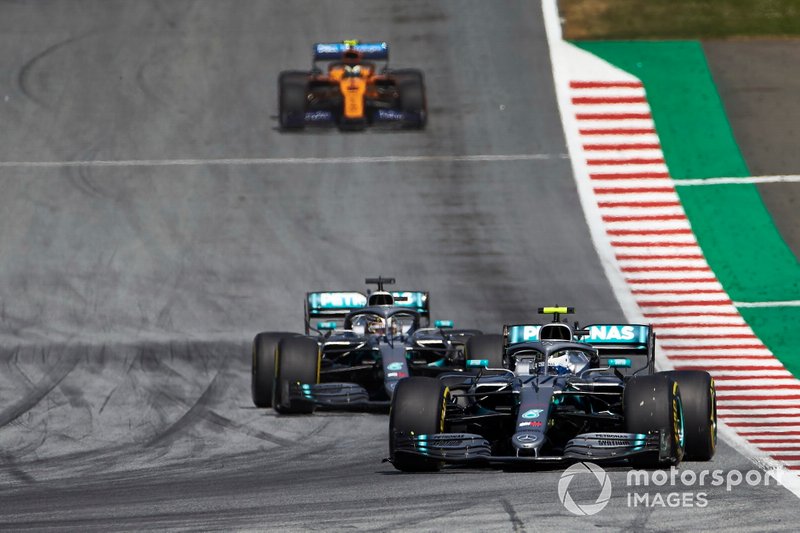 Valtteri Bottas, Mercedes AMG W10, devant Lewis Hamilton, Mercedes AMG F1 W10, et Lando Norris, McLaren MCL34