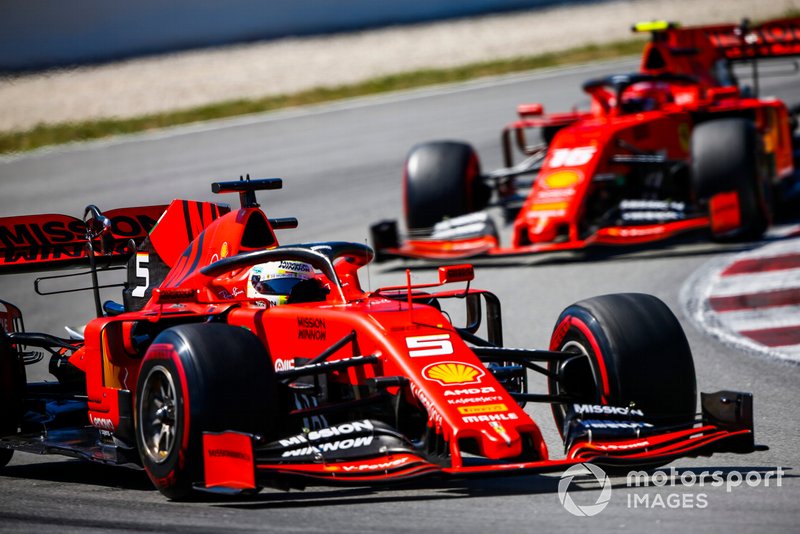 Sebastian Vettel, Ferrari SF90, devant Charles Leclerc, Ferrari SF90
