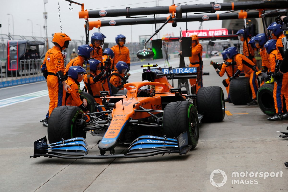 Lando Norris, McLaren MCL35M, sort de son stand