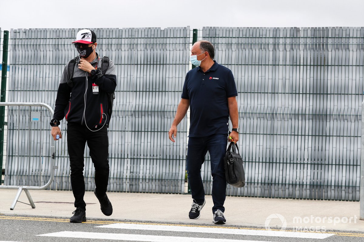 Kimi Raikkonen, Alfa Romeo dan Frederic Vasseur, Team Principal, Alfa Romeo Racing.