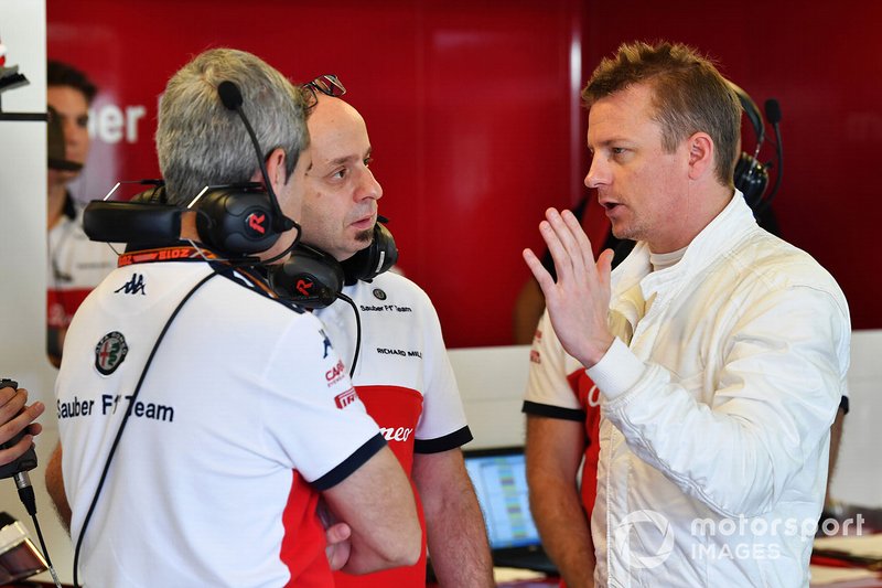 Kimi Raikkonen, Sauber discute avec Simone Resta, designer Sauber