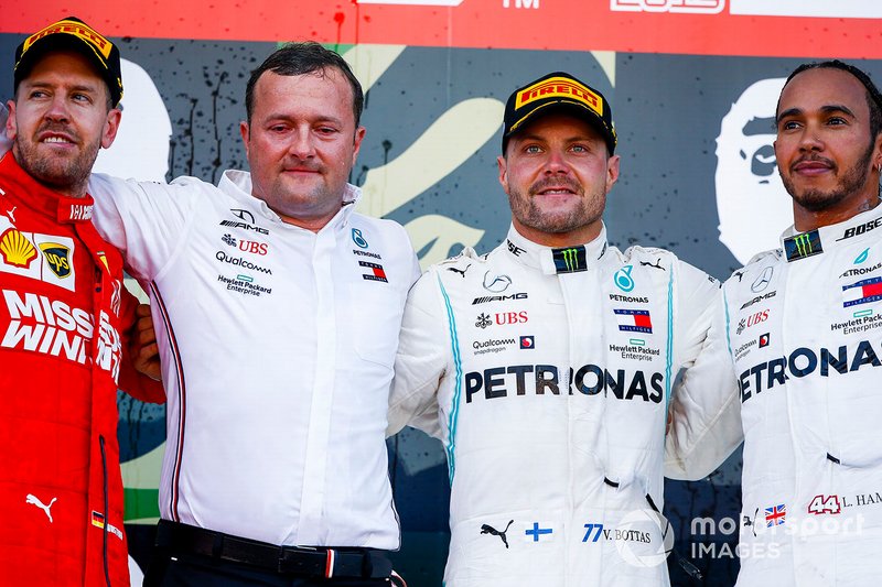 Eric Blandin en el podio como representante de Mercedes tras el triunfo de Valtteri Bottas en Japón 2019.