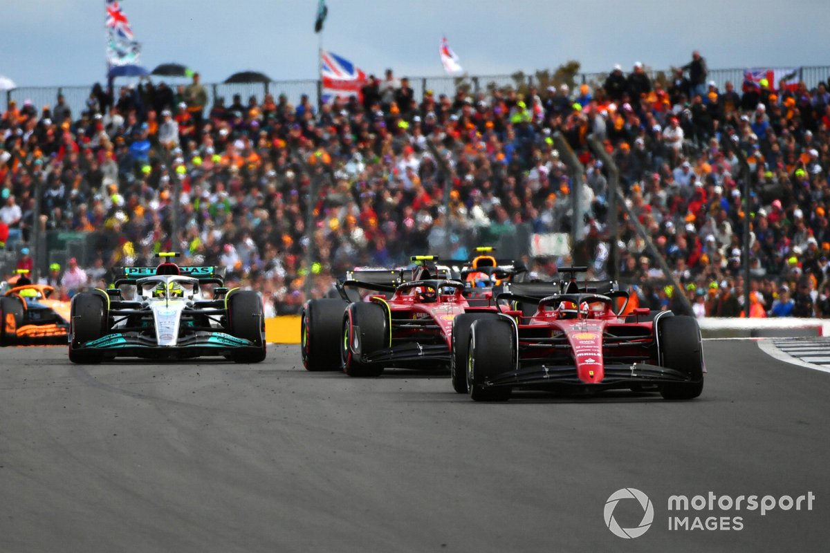 Charles Leclerc, Ferrari F1-75, Carlos Sainz, Ferrari F1-75, Lewis Hamilton, Mercedes W13