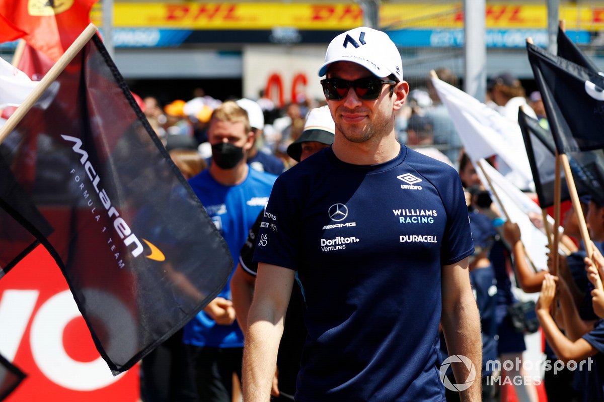 Nicholas Latifi maakt zich op voor de rijdersparade.