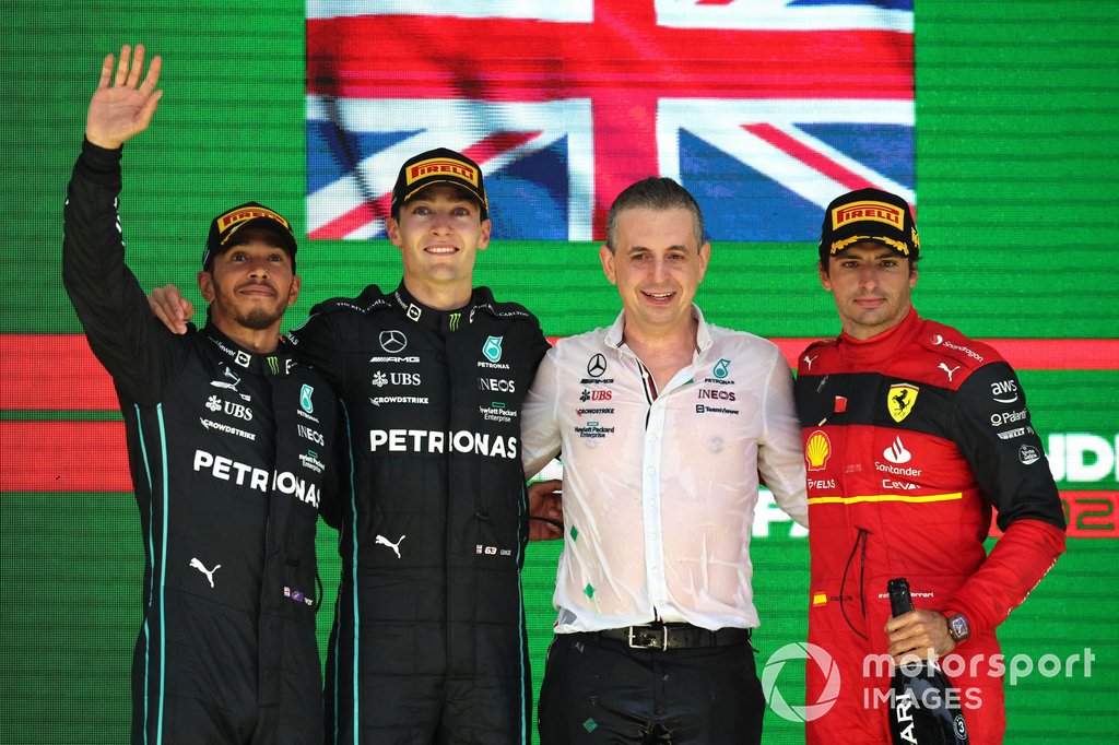 Podio: segundo lugar Lewis Hamilton, Mercedes AMG, ganador George Russell, Mercedes AMG, Riccardo Musconi, jefe de ingenieros de Mercedes, y el tercer lugar Carlos Sainz, Ferrari