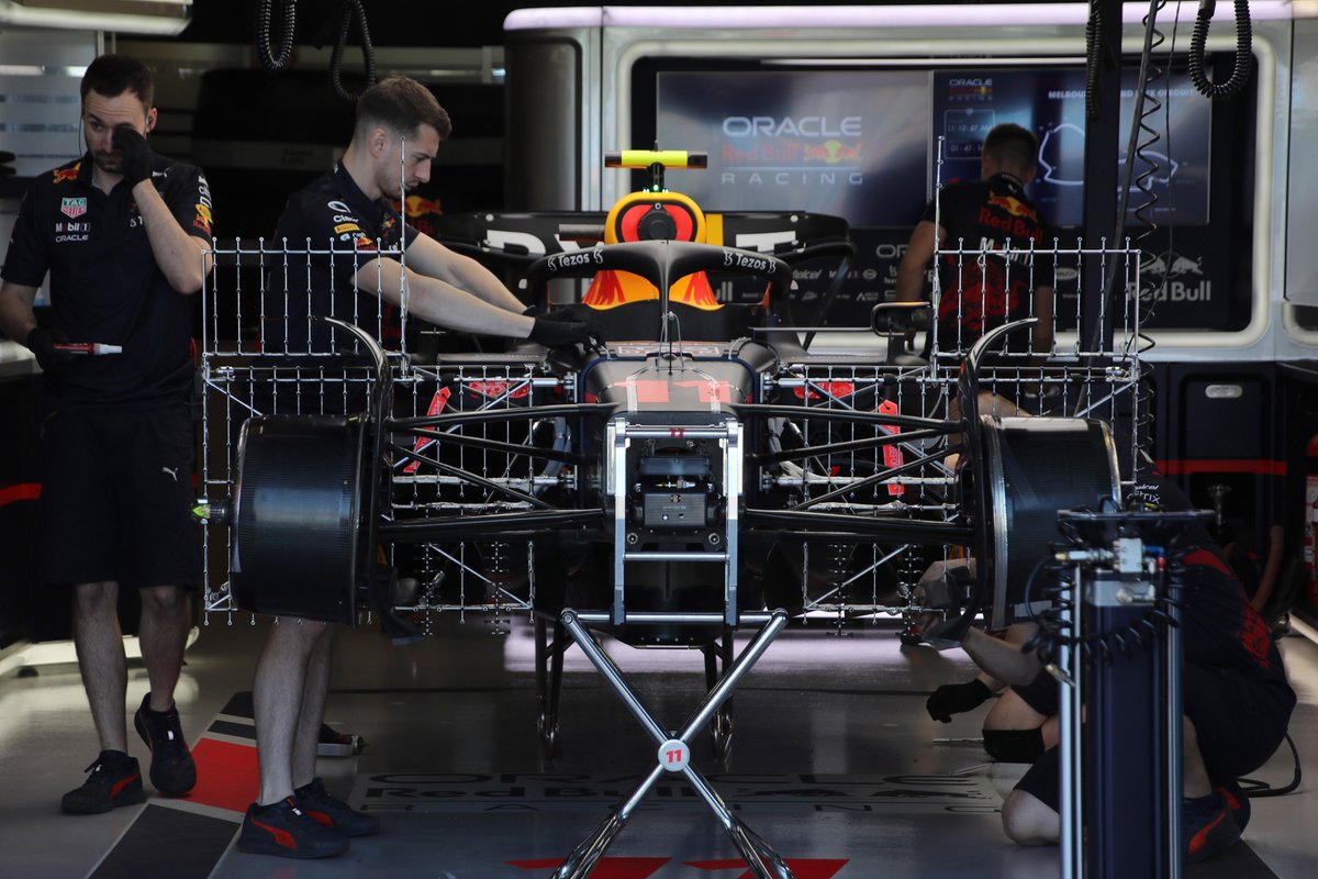 De Red Bull Racing RB18 met sensoren om data te verzamelen.