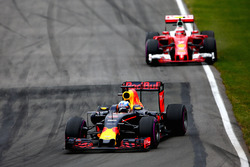 Daniel Ricciardo, Red Bull Racing RB12 voor Kimi Raikkonen, Ferrari SF16-H