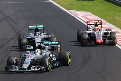 Льюіс Хемілтон попереду Ніко Росберга, Mercedes AMG F1 W07 Hybrid