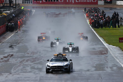 Lewis Hamilton, Mercedes AMG F1 W07 Hybrid al comando dietro alla Safety Car FIA