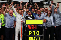 Паскаль Верляйн, Manor Racing, святкує перший фініш в заліковій 10 разом з командою