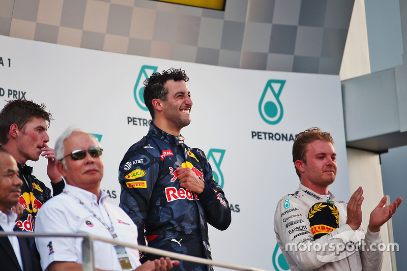 Il podio (da sx a dx): Max Verstappen, Red Bull Racing, secondo; Daniel Ricciardo, Red Bull Racing, il vincitore della gara; Nico Rosberg, Mercedes AMG F1, terzo