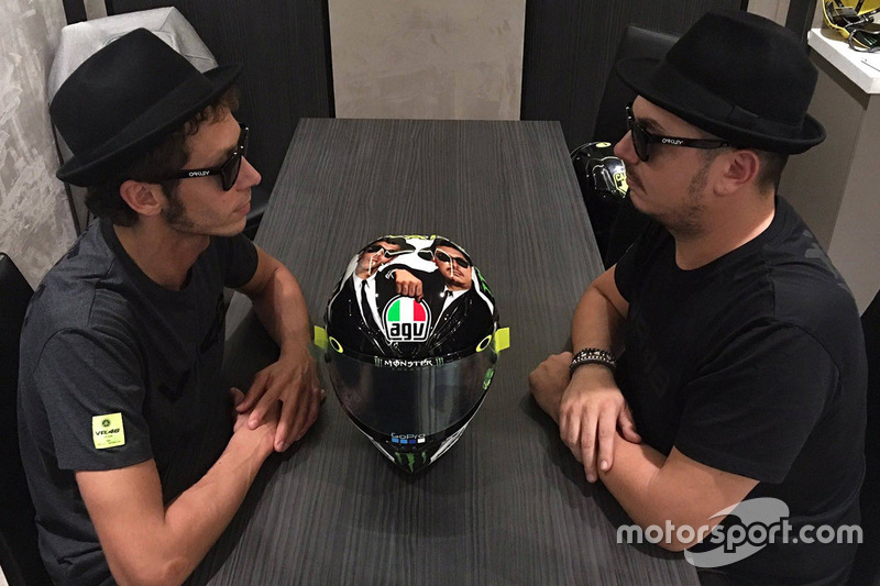 Valentino Rossi, Yamaha Factory Racing met Uccio Salucci en zijn Blues Brothers-helm