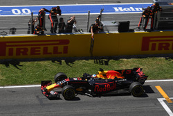 Daniel Ricciardo, Red Bull Racing RB13 crosses the line