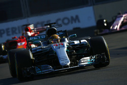 Lewis Hamilton, Mercedes AMG F1 W08, Sebastian Vettel, Ferrari SF70H