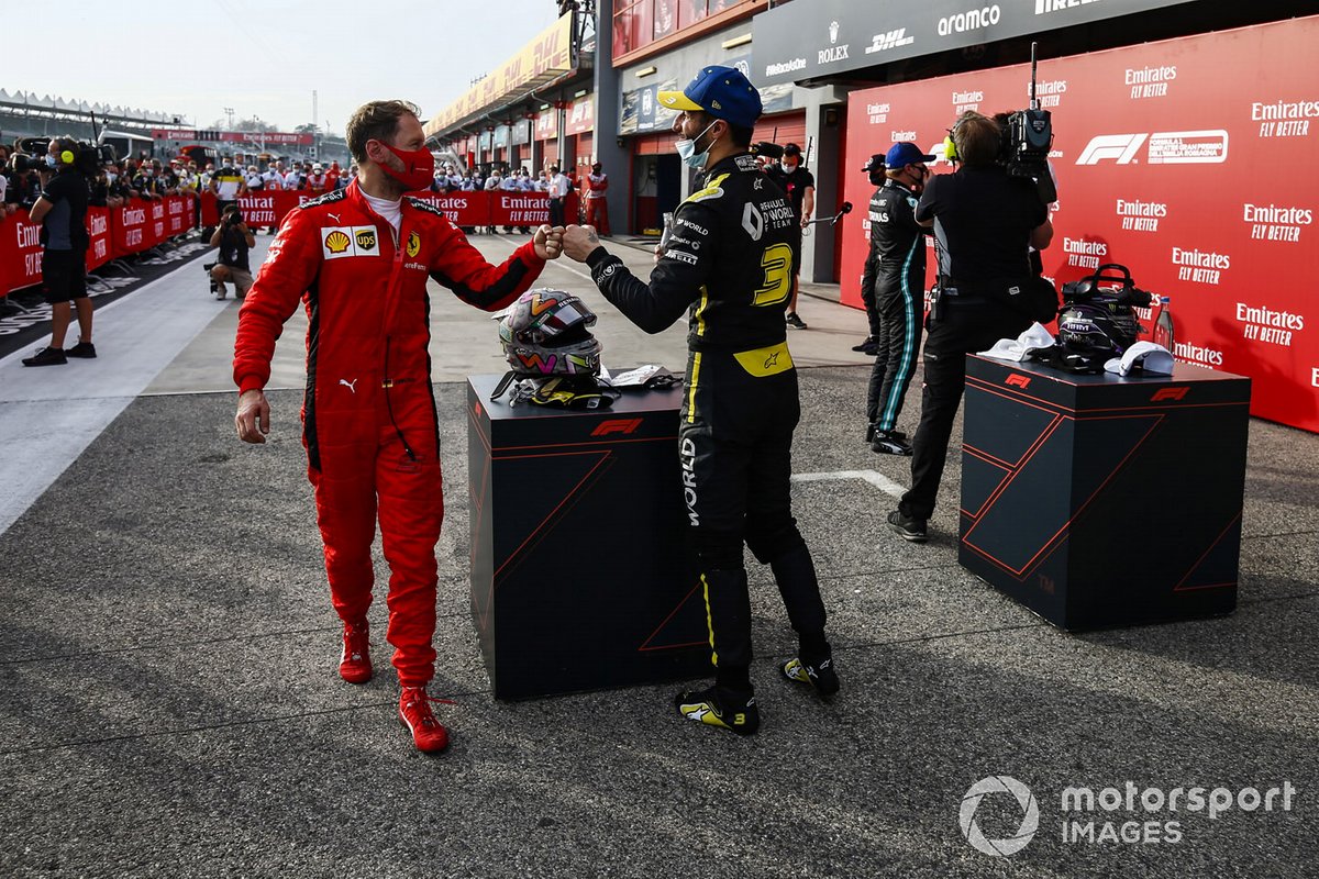 Pembalap Ferrari, Sebastian Vettel (kiri), memberi selamat pembalap Renault, Daniel Ricciardo, yang finis di podium ketiga GP Emilia Romagna.