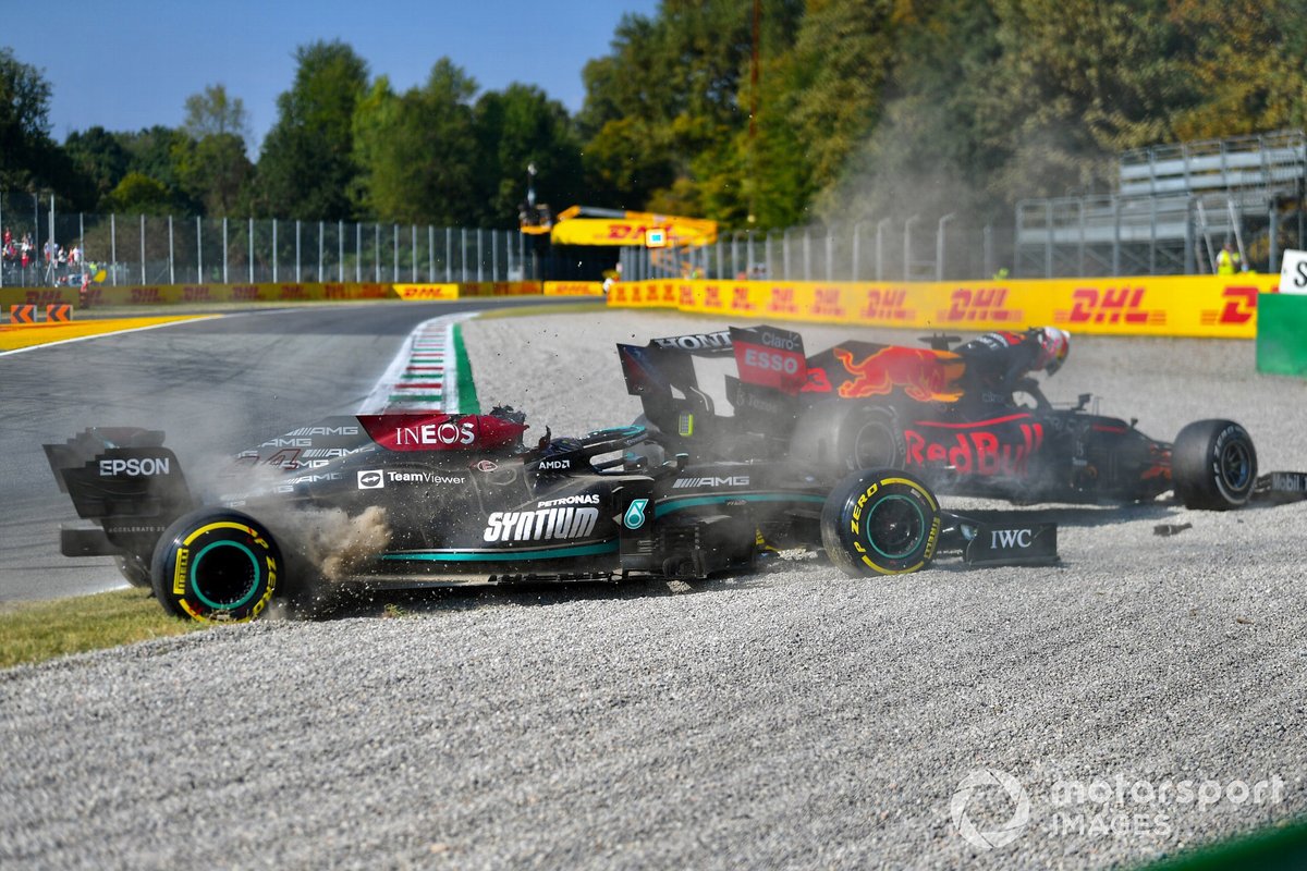 Авария: Льюис Хэмилтон, Mercedes W12, Макс Ферстаппен, Red Bull Racing RB16B