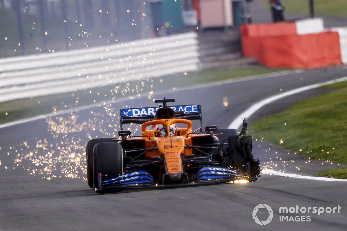 Карлос Сайнс, McLaren MCL35, едет на пит-стоп после прокола
