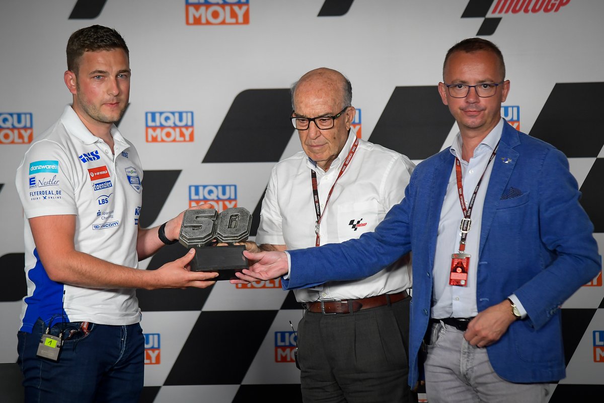 Anggota dewan FIM, Jan Stovicek dan CEO Dorna Sports, Carmelo Ezpeleta, menyerahkan trofi kepada Managing Director PruestelGP, Florian Pruestel