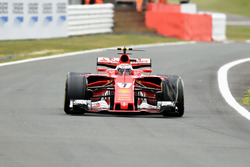 Kimi Raikkonen, Ferrari SF70H, pneumatico anteriore delaminato
