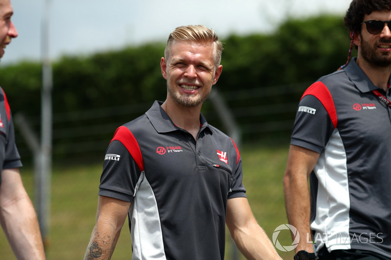 Kevin Magnussen, Haas F1 Team walks the track