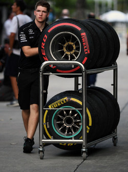 Un meccanico Mercedes AMG F1 e degli pneumatici Pirelli
